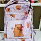 MOCHILA DISEÑO CAPYBARA JUVENIL CON LAPICERA MOD# 62119 - Miniatura 3