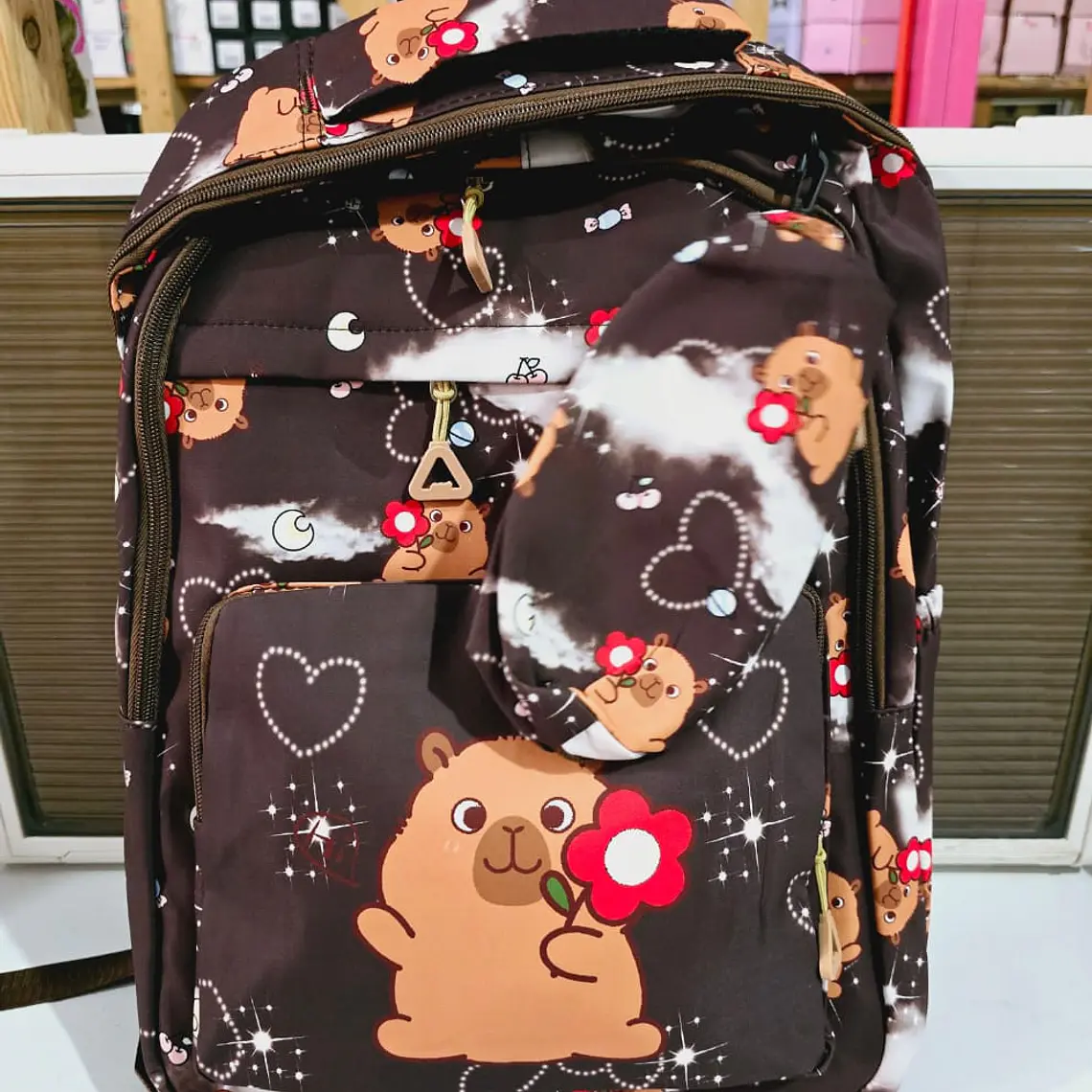 MOCHILA DISEÑO CAPYBARA JUVENIL CON LAPICERA MOD# 62119 4