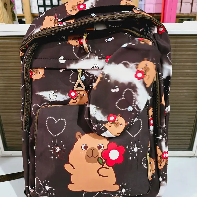 MOCHILA DISEÑO CAPYBARA JUVENIL CON LAPICERA MOD# 62119 4