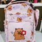 MOCHILA DISEÑO CAPYBARA JUVENIL CON LAPICERA MOD# 62119 - Miniatura 5