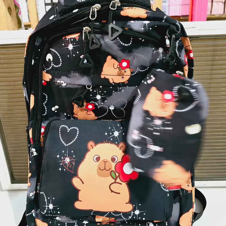 MOCHILA DISEÑO CAPYBARA JUVENIL CON LAPICERA MOD# 62119 6