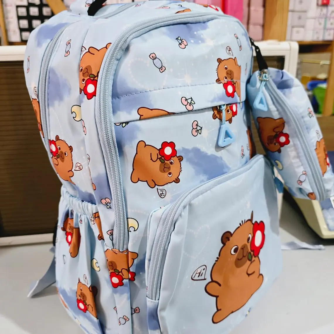MOCHILA DISEÑO CAPYBARA JUVENIL CON LAPICERA MOD# 62119 7