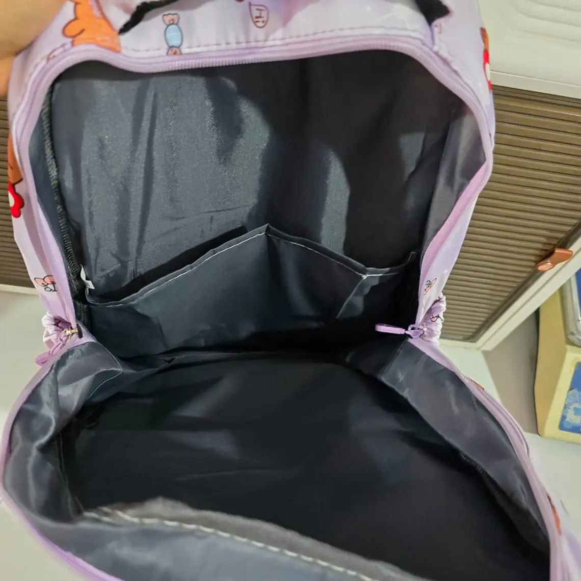 MOCHILA DISEÑO CAPYBARA JUVENIL CON LAPICERA MOD# 62119 9