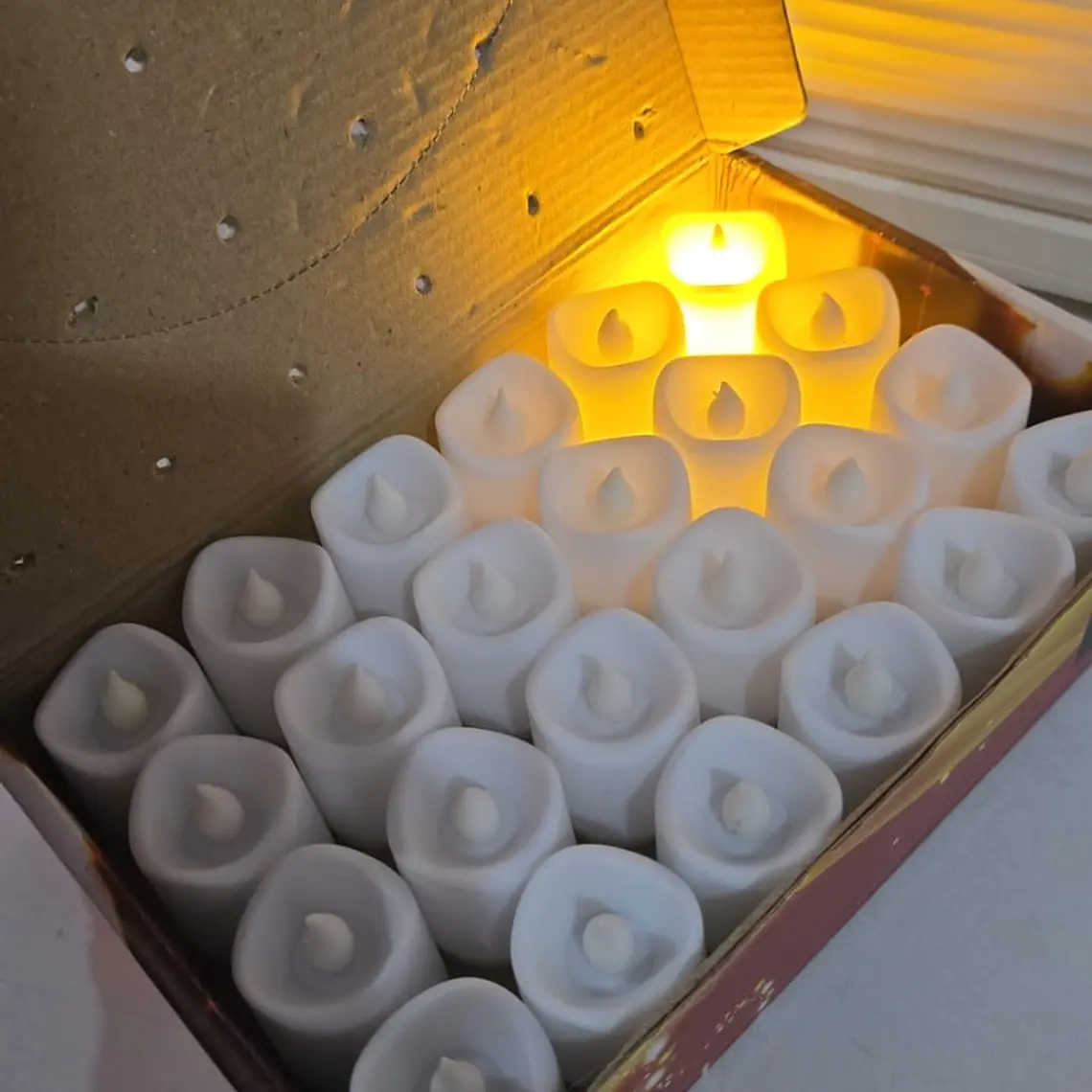 CAJITA CON 24 VELAS BLANCAS/ LUZ CALIDA PARA DECORAR MOD# LED-160 3