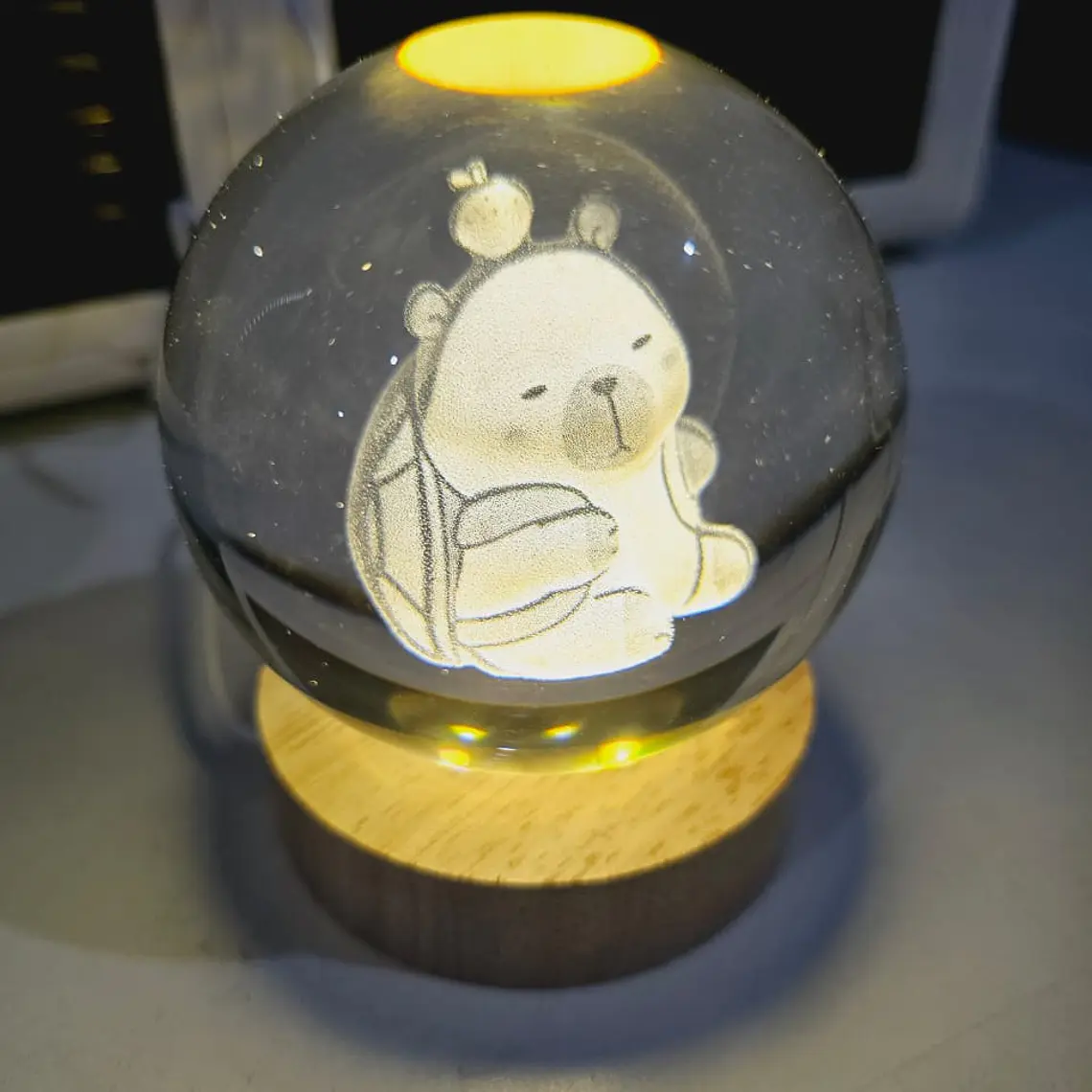 8CM ESFERA DE CRISTAL DISEÑO  CAPIBARA CON LUZ LED CALIDA MOD# SJQ8-16 3