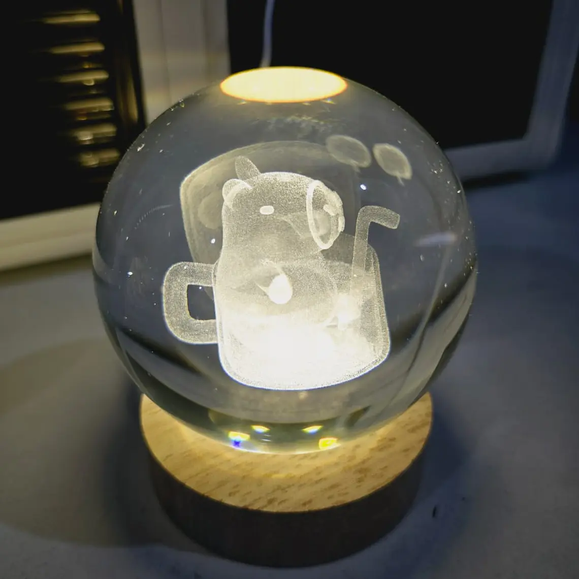 8CM ESFERA DE CRISTAL DISEÑO  CAPIBARA CON LUZ LED CALIDA MOD# SJQ8-16 6