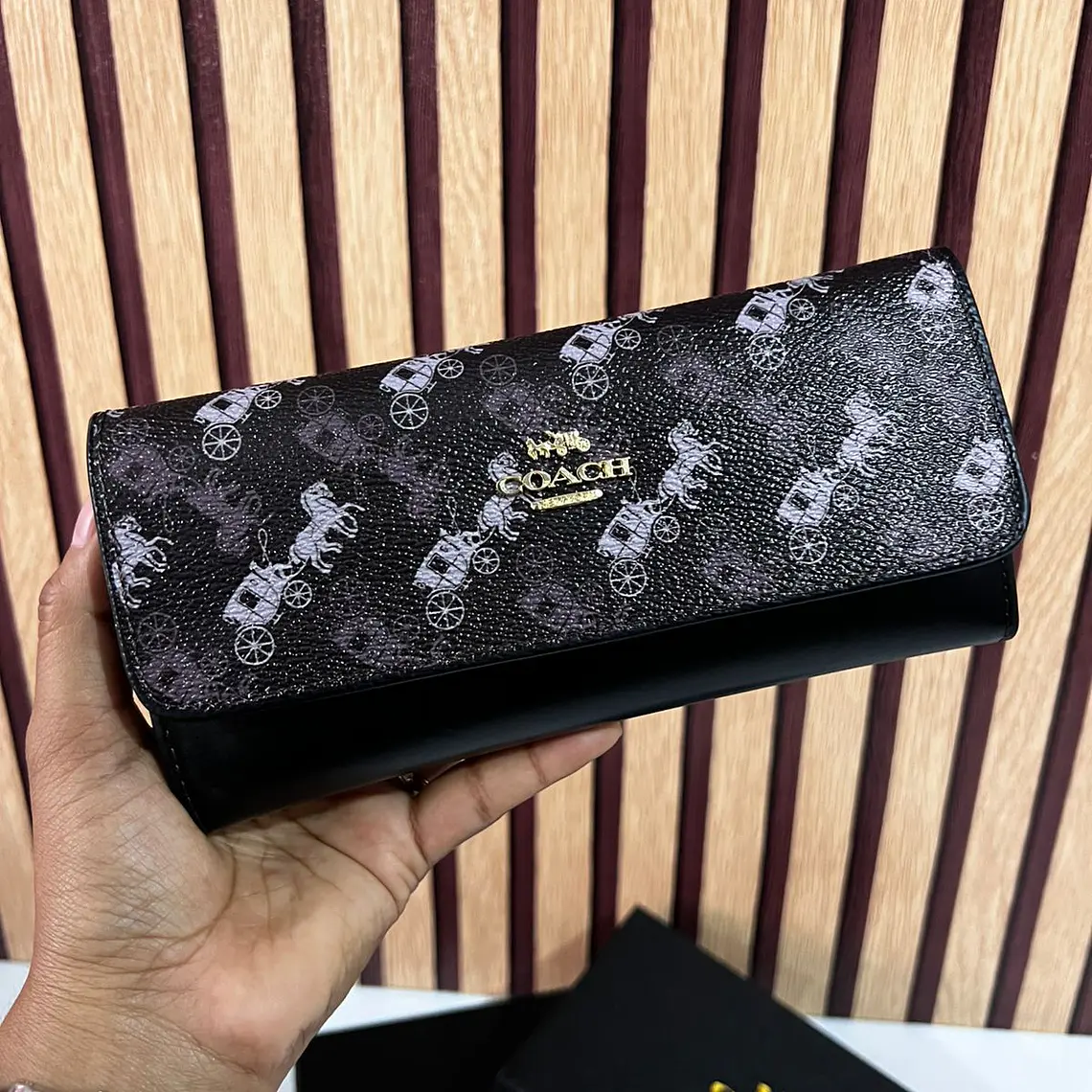 CARTERA TARJETERO COACH/BROCHE CARRUSEL CON CAJITA NEGRA  MOD# 6203-5🍒 5