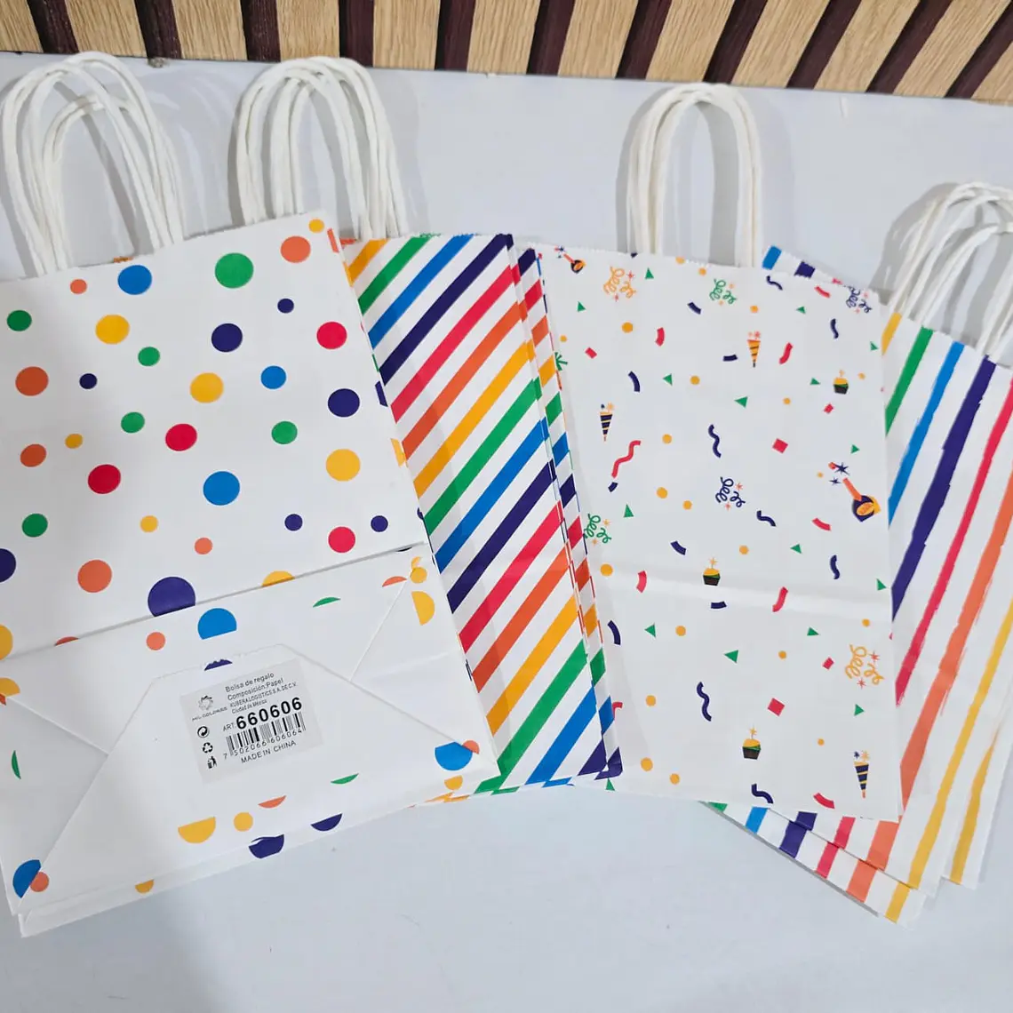 PAQ DE 12 BOLSAS DE REGALO VARIOS MODELOS (24X16CM)🛍️ 8