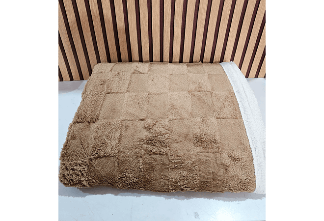 COBERTOR ABORREGADO MATRIMONIAL ESTAMPADO CUADROS (2.20M x 1.90M)