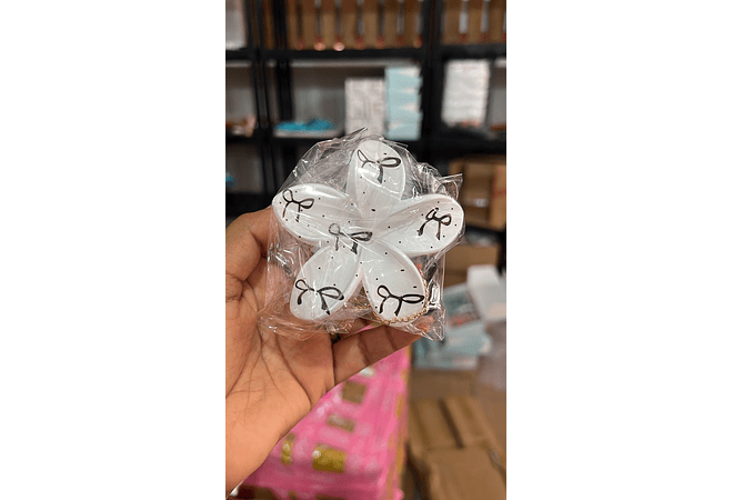 DOCENA DE PINZAS HAWAIANA CON COLGANTE PARA EL CABELLO VARIOS MODELOS🌼🌺🌹