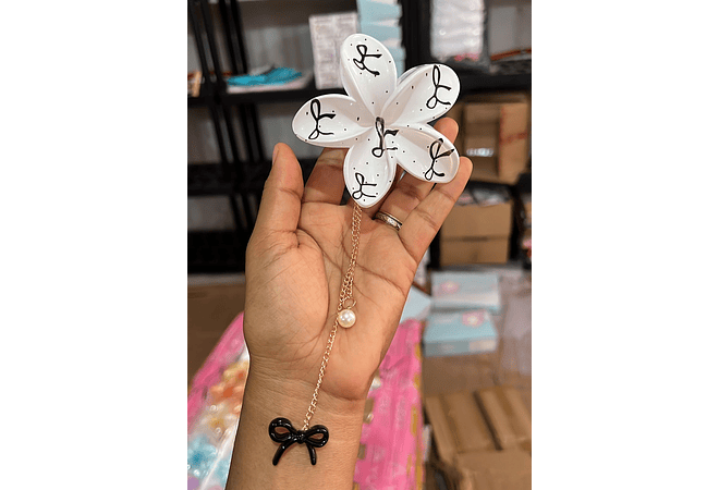 DOCENA DE PINZAS HAWAIANA CON COLGANTE PARA EL CABELLO VARIOS MODELOS🌼🌺🌹