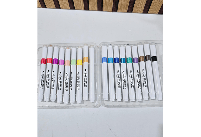 CAJITA CON 18 PLUMONES DE ACRÍLICO CON SELLITO (BLANCOS) MOD# 6681-5X25