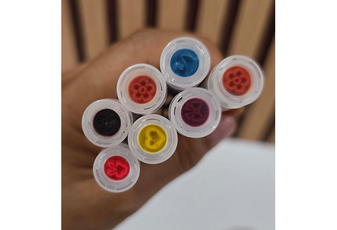 CAJITA CON 18 PLUMONES DE ACRÍLICO CON SELLITO (BLANCOS) MOD# 6681-5X25