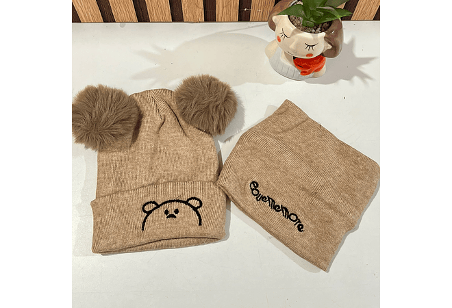 GORRITO PARA BEBÉS CON 2 POMPONES + BUFANDA CORTA (LOVE ME MORE) MOD #708