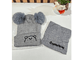 GORRITO PARA BEBÉS CON 2 POMPONES + BUFANDA CORTA (LOVE ME MORE) MOD #708