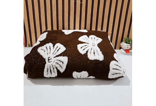 COBIJA ABORREGADA  MATRIMONIAL 1.9 × 2.2M CON RELIEVE DE MOÑOS MODELO #T-30425