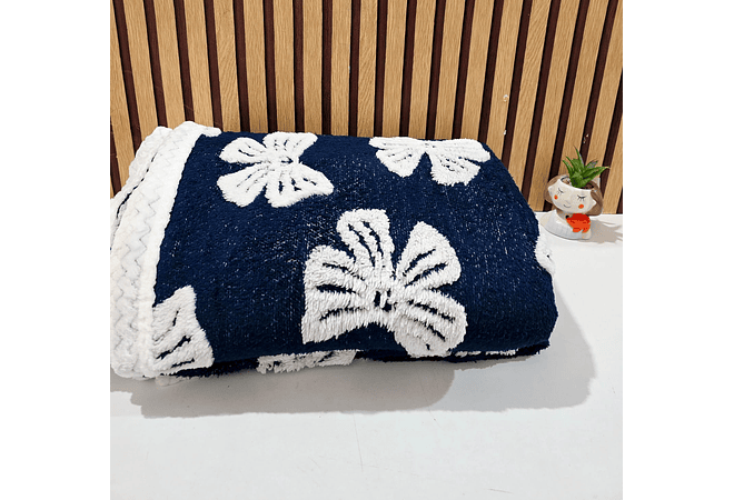 COBIJA ABORREGADA  MATRIMONIAL 1.9 × 2.2M CON RELIEVE DE MOÑOS MODELO #T-30425