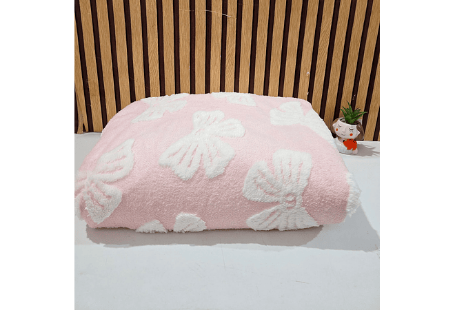 COBIJA ABORREGADA  MATRIMONIAL 1.8 × 2M CON RELIEVE DE MOÑOS MODELO #T-30425