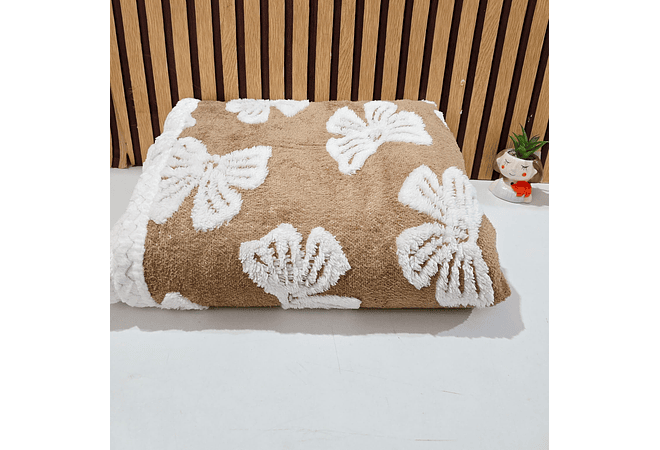 COBIJA ABORREGADA  MATRIMONIAL 1.8 × 2M CON RELIEVE DE MOÑOS MODELO #T-30425