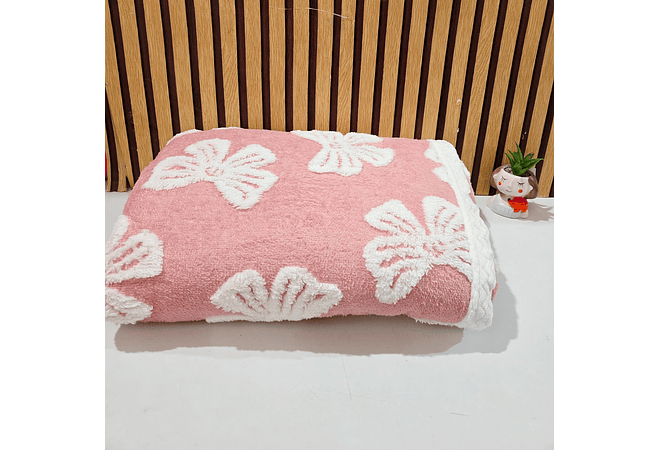 COBIJA ABORREGADA  MATRIMONIAL 1.8 × 2M CON RELIEVE DE MOÑOS MODELO #T-30425