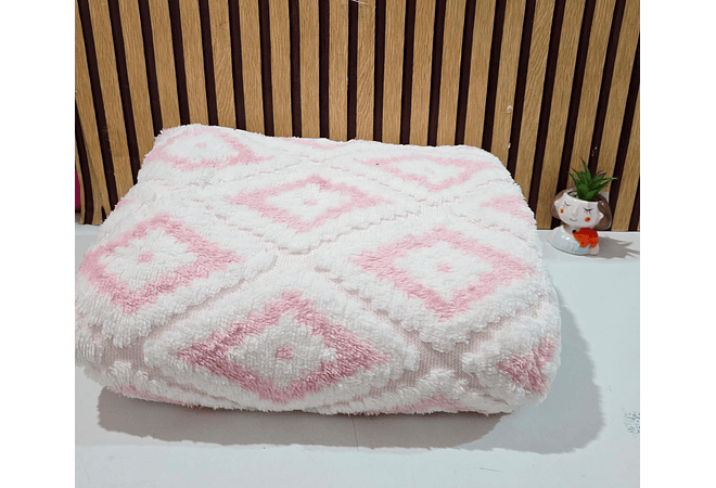 COBERTOR QUEEN SIZE DE 2 X 2.2M DISEÑO ROMBOS MOD# T-30607 (AGREGAR BOLSA)