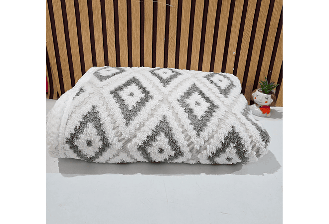 COBERTOR QUEEN SIZE DE 2 X 2.2M DISEÑO ROMBOS MOD# T-30607 (AGREGAR BOLSA)