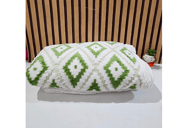 COBERTOR QUEEN SIZE DE 2 X 2.2M DISEÑO ROMBOS MOD# T-30607 (AGREGAR BOLSA)