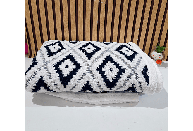 COBERTOR QUEEN SIZE DE 2 X 2.2M DISEÑO ROMBOS MOD# T-30607 (AGREGAR BOLSA)
