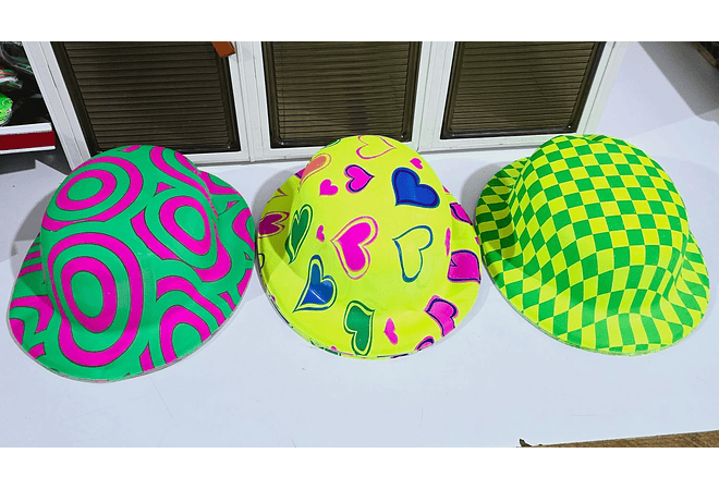 DOCENA DE SOMBREROS, CORBATA,MOÑO YANTIFAZ PARA FIESTA /COLORES NEON  🥳 🎉 👔🎩