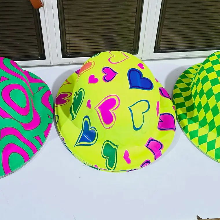 DOCENA DE SOMBREROS, CORBATA,MOÑO YANTIFAZ PARA FIESTA /COLORES NEON  🥳 🎉 👔🎩 2