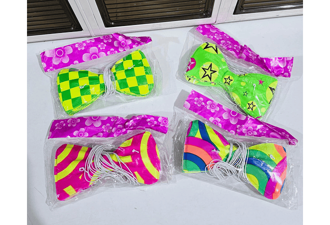 DOCENA DE SOMBREROS, CORBATA,MOÑO YANTIFAZ PARA FIESTA /COLORES NEON  🥳 🎉 👔🎩