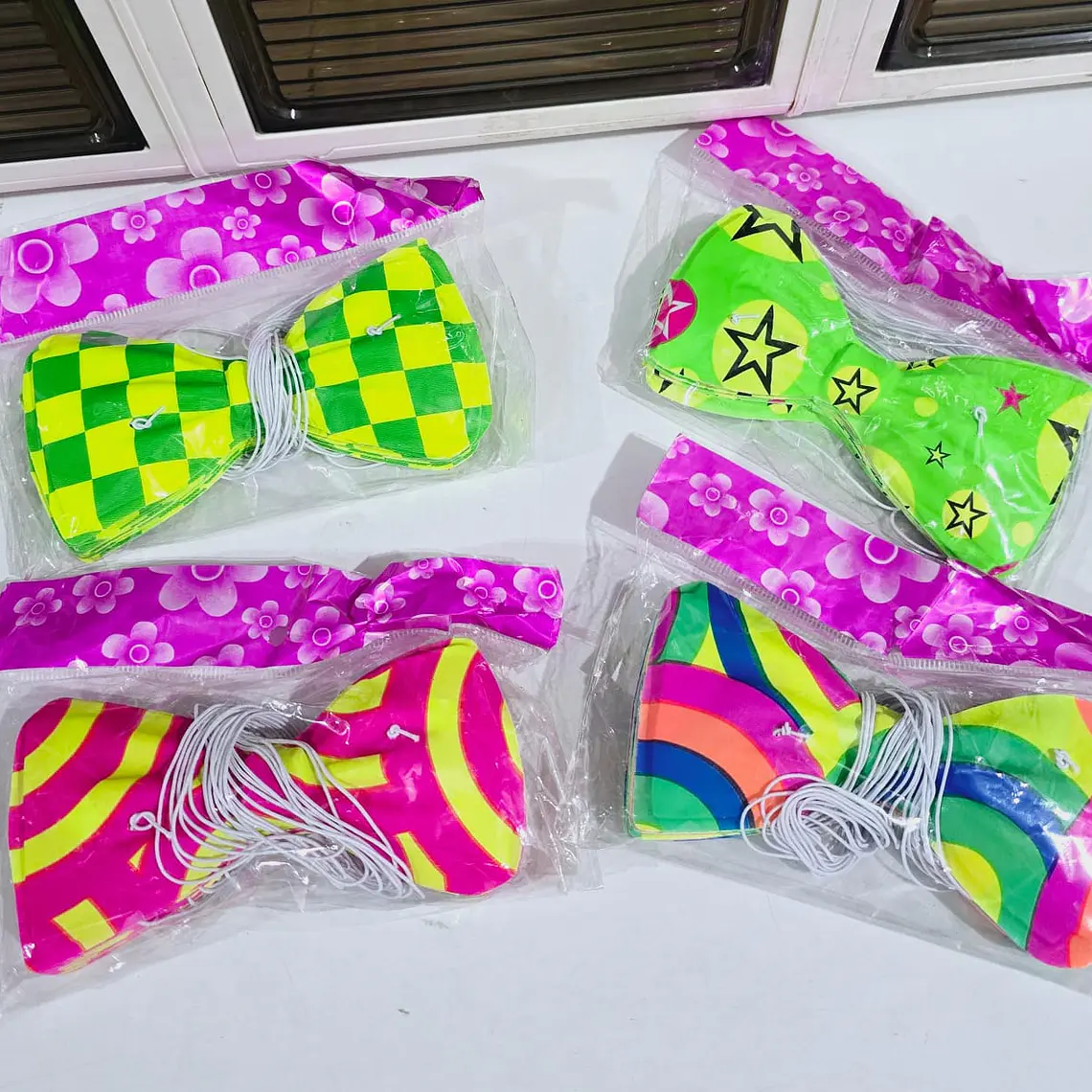 DOCENA DE SOMBREROS, CORBATA,MOÑO YANTIFAZ PARA FIESTA /COLORES NEON  🥳 🎉 👔🎩 3