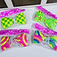 DOCENA DE SOMBREROS, CORBATA,MOÑO YANTIFAZ PARA FIESTA /COLORES NEON  🥳 🎉 👔🎩 - Miniatura 3