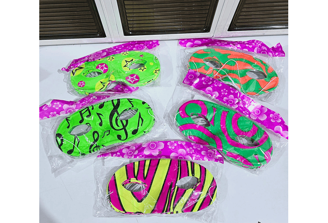 DOCENA DE SOMBREROS, CORBATA,MOÑO YANTIFAZ PARA FIESTA /COLORES NEON  🥳 🎉 👔🎩