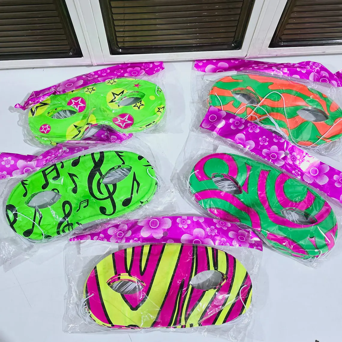 DOCENA DE SOMBREROS, CORBATA,MOÑO YANTIFAZ PARA FIESTA /COLORES NEON  🥳 🎉 👔🎩 4