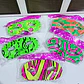 DOCENA DE SOMBREROS, CORBATA,MOÑO YANTIFAZ PARA FIESTA /COLORES NEON  🥳 🎉 👔🎩 - Miniatura 4