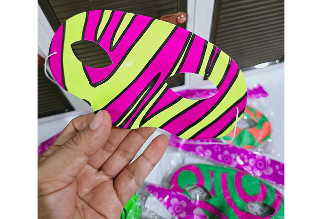 DOCENA DE SOMBREROS, CORBATA,MOÑO YANTIFAZ PARA FIESTA /COLORES NEON  🥳 🎉 👔🎩