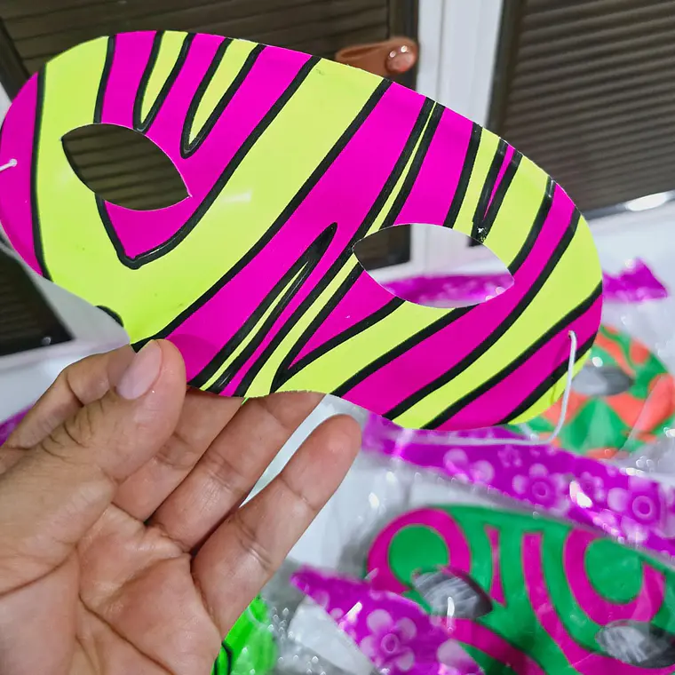 DOCENA DE SOMBREROS, CORBATA,MOÑO YANTIFAZ PARA FIESTA /COLORES NEON  🥳 🎉 👔🎩 12