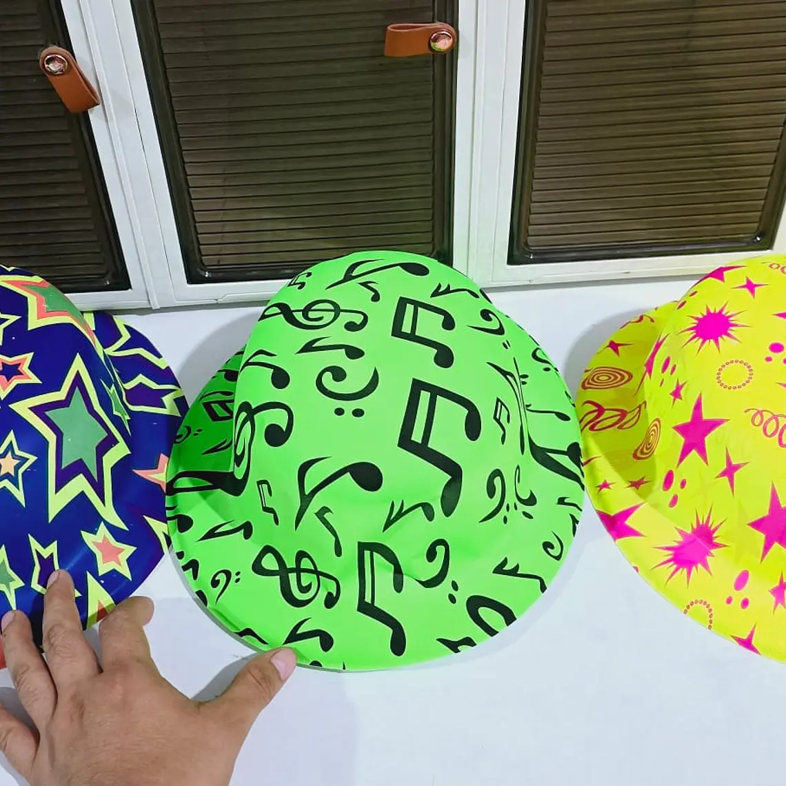 DOCENA DE SOMBREROS, CORBATA,MOÑO YANTIFAZ PARA FIESTA /COLORES NEON  🥳 🎉 👔🎩 11