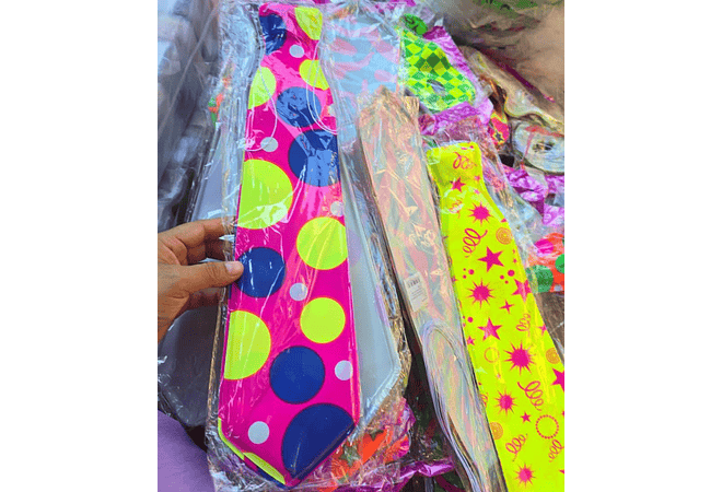 DOCENA DE SOMBREROS, CORBATA,MOÑO YANTIFAZ PARA FIESTA /COLORES NEON  🥳 🎉 👔🎩