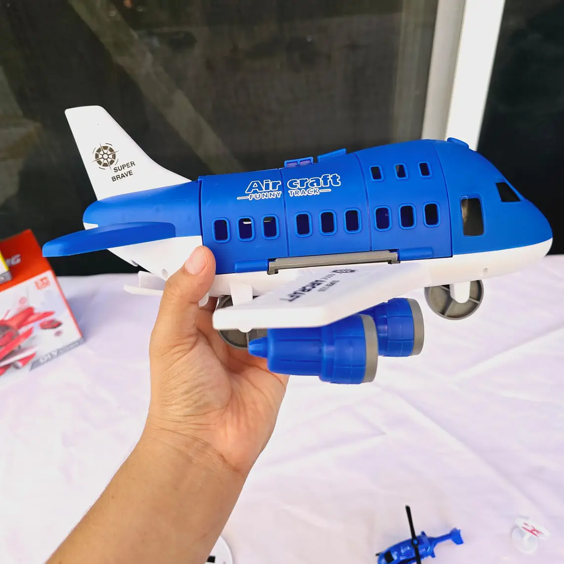 JUGUETE AVIÓN CON PISTA Y ACCESORIOS MOD#B100-1A 9