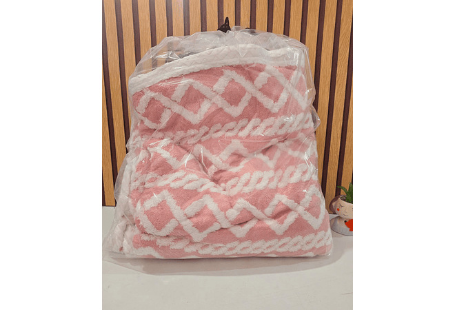 COBIJA ABORREGADA MATRIMONIAL (DISEÑO TRENZADO)200 CM X 180 CM MOD# T-30424 (AGREGAR BOLSA)