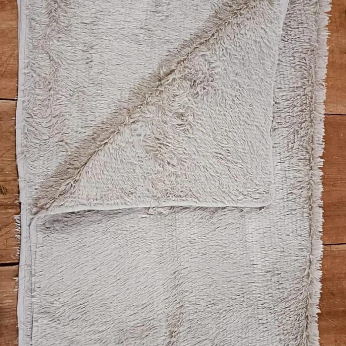 ALFOMBRA DE PISO 1.30CM X 1.90CM DE PELO ALTO 10