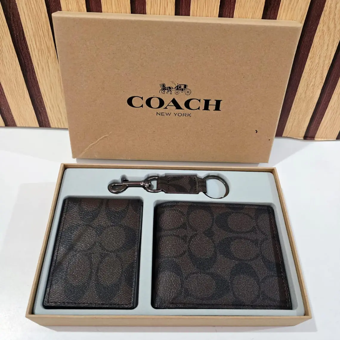 SET DE CARTERA + TARJETERO + LLAVERO IMITACIÓN COACH MOD# CHC-005 REINGRESO  4