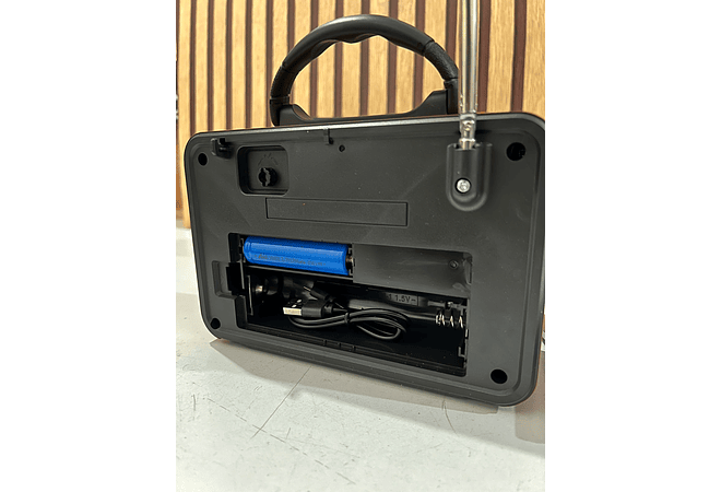 BOCINA RADIO CON RELOJ /VITAGE MOD# NS-8898BT📻