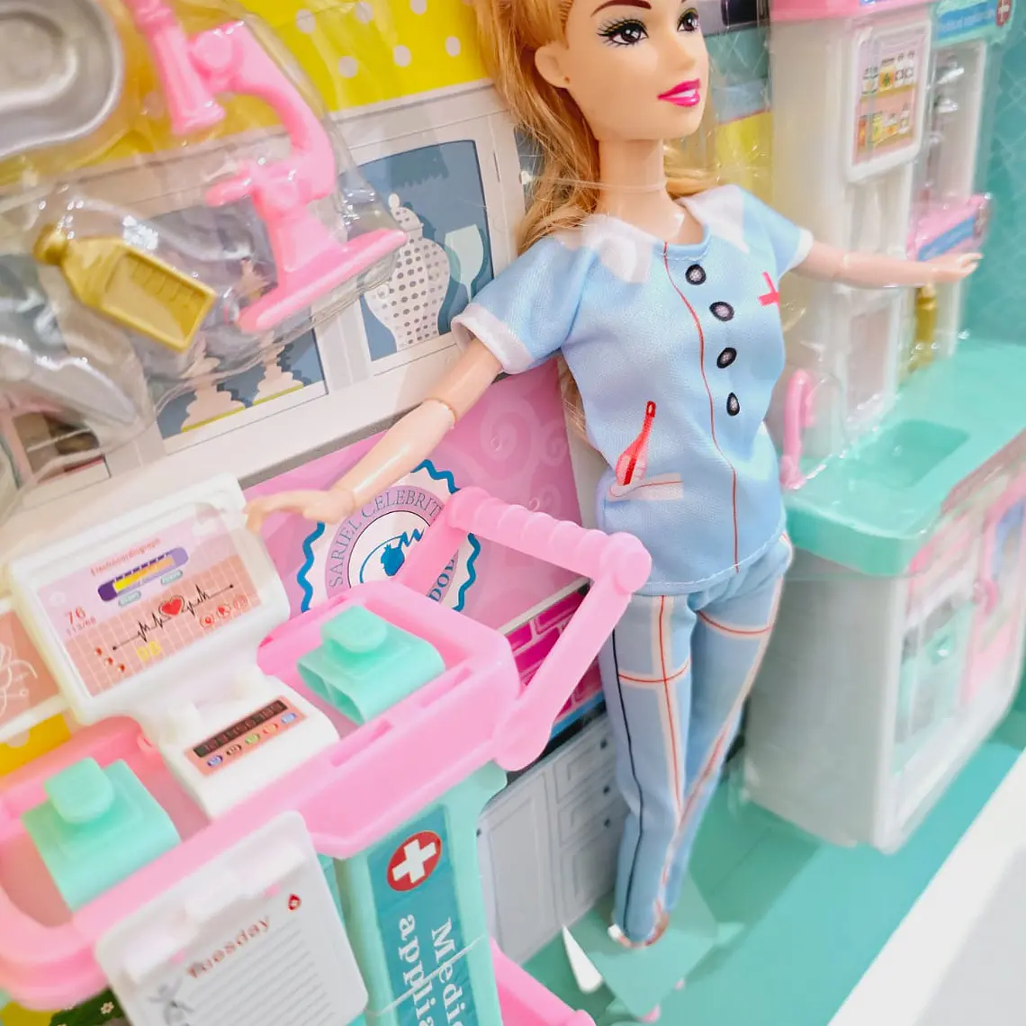 MUÑECA BARBIE ENFERMERA AL AZAR MOD# KY244174 4