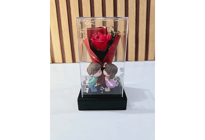 CÚPULA CUADRADA (PAREJAS)CON ROSA ETERNA DE JABÓN Y LUZ LED AL AZAR MOD# 7009 (cajita roja)