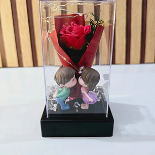 CÚPULA CUADRADA (PAREJAS)CON ROSA ETERNA DE JABÓN Y LUZ LED AL AZAR MOD# 7009 (cajita roja)
