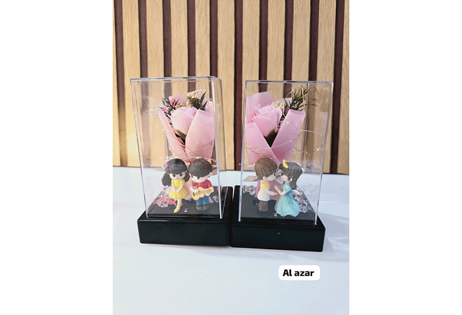 CÚPULA CUADRADA (PAREJAS)CON ROSA ETERNA DE JABÓN Y LUZ LED AL AZAR MOD# 7009 (cajita roja)