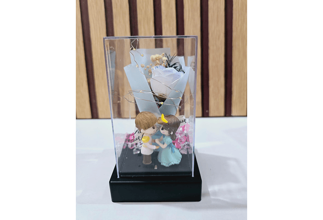 CÚPULA CUADRADA (PAREJAS)CON ROSA ETERNA DE JABÓN Y LUZ LED AL AZAR MOD# 7009 (cajita roja)